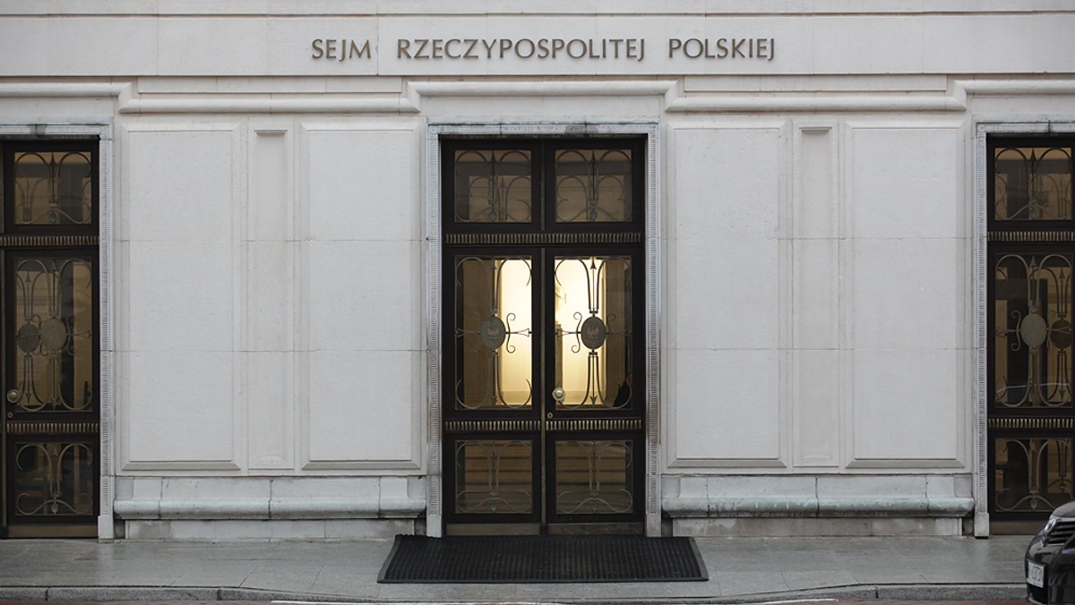 Umorzono śledztwo ws. rozliczania przez posłów z lat 2005-2007 ryczałtów za dojazdy prywatnym autem, czyli tzw. kilometrówek. Sprawa dotyczyła 107 ówczesnych posłów. Brak było podstaw do przyjęcia, iż posłowie dopuścili się oszustwa - uznała prokuratura.