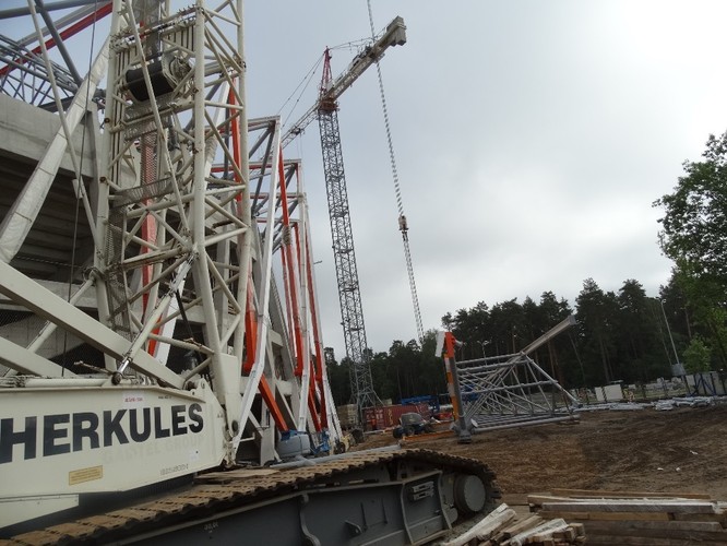 W połowie 2011 roku władze miasta odstąpiły od umowy z polsko-francuskim konsorcjum spółek firmy Eiffage, która była pierwszym wykonawcą stadionu. Uznano, że inwestycja ma poważne opóźnienie.