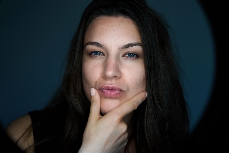 Quizowiczka zastanawia się nad poprawną odpowiedzią