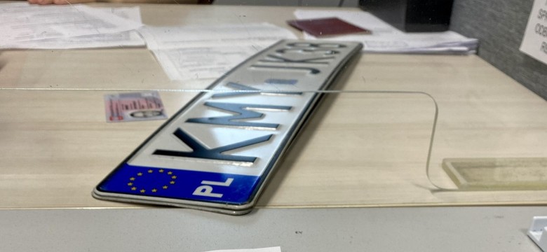 Przerejestrowanie samochodu bez zmiany tablic. Nie zapomnij o tym, bo urzędnik ci odmówi!