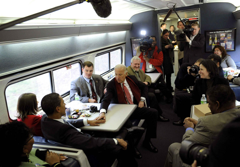 Wiceprezydent-elekt Joseph Biden, (środek) i prezydent elekt Barack Obama rozmawia z pasażerami pociągu