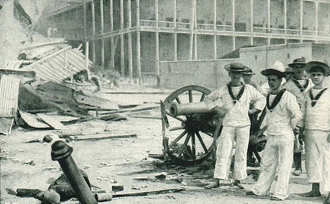 Brytyjscy żołnierze piechoty morskiej stojący przy zanzibarskiej armacie
