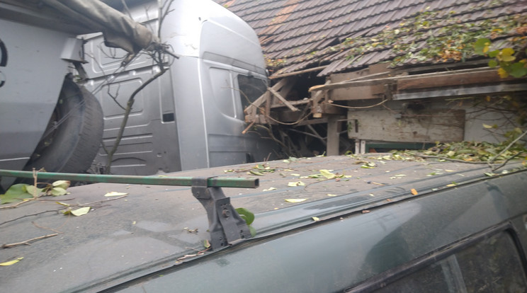 Brutális fotók érkeztek a dabasi ház falába csapódott kamionról - kiderült,  mi okozta a balesetet - Blikk