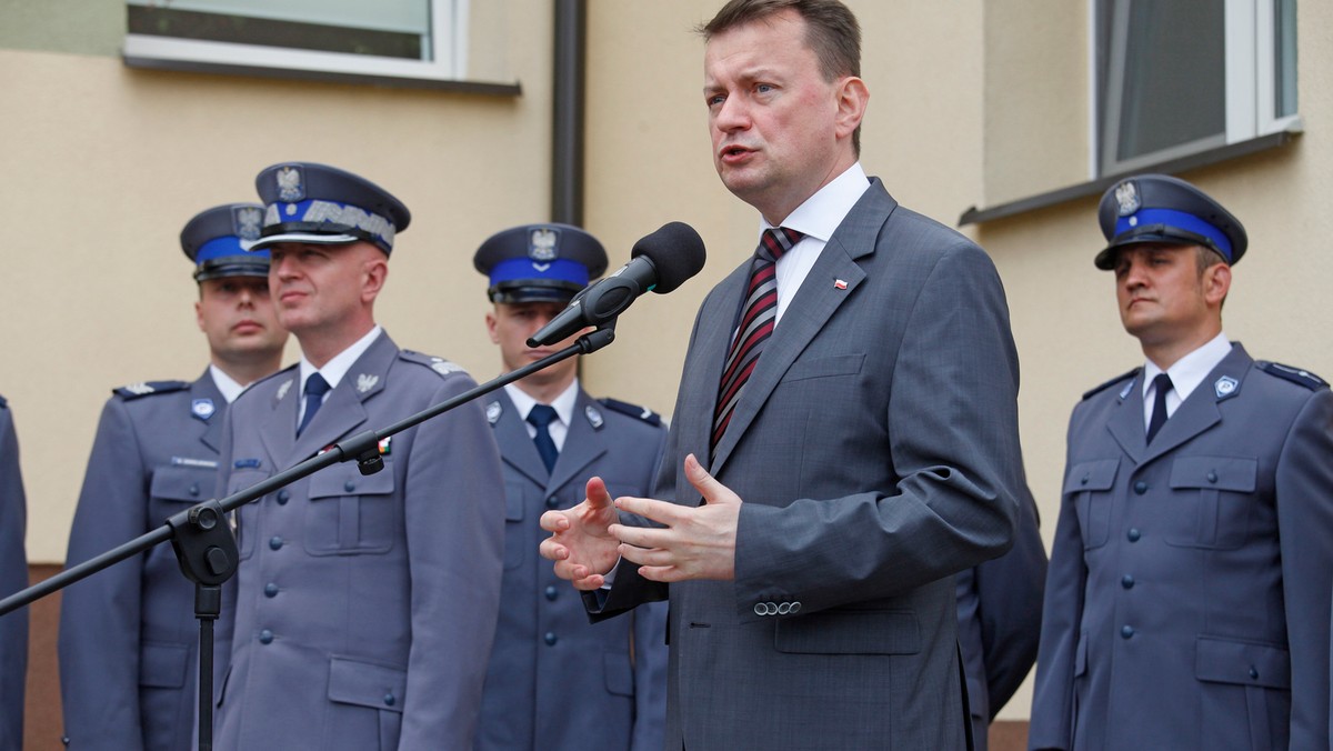 Ówczesny minister spraw wewnętrznych i administracji Mariusz Błaszczak w asyście Komendanta Głównego Policji, nadinspektora Jarosława Szymczyka przywrócił posterunek policji w gminie Łyse. 15.06.2016 r