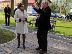Premier Kopacz w płaszczu z poprzedniej epoki. Trąci myszką...