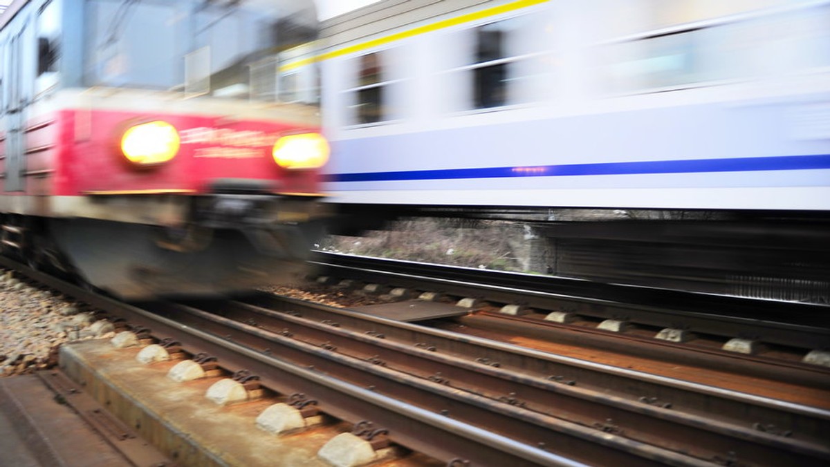 Spółka PKP Intercity obniżyła cennik ekspresów kursujących pomiędzy Warszawą a Katowicami. Pasażerowie wybierający podróż pociągami Express InterCity za bilet płacą o blisko 20 proc. mniej niż do tej pory. Przewoźnik przewidział dodatkowo pulę biletów w przedsprzedaży za 49 zł.