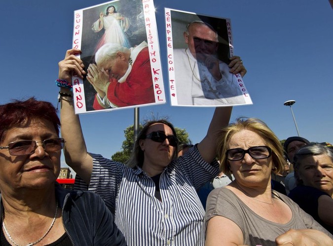 'Dziurawy' pomnik Jana Pawła II