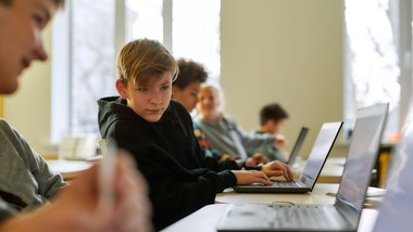 cyfrowa rewolucja w szkołach. 735 tys. laptopów i tysiące pracowni ai