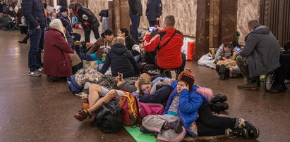 Kijów. Przerażone rodziny chowają się w metrze