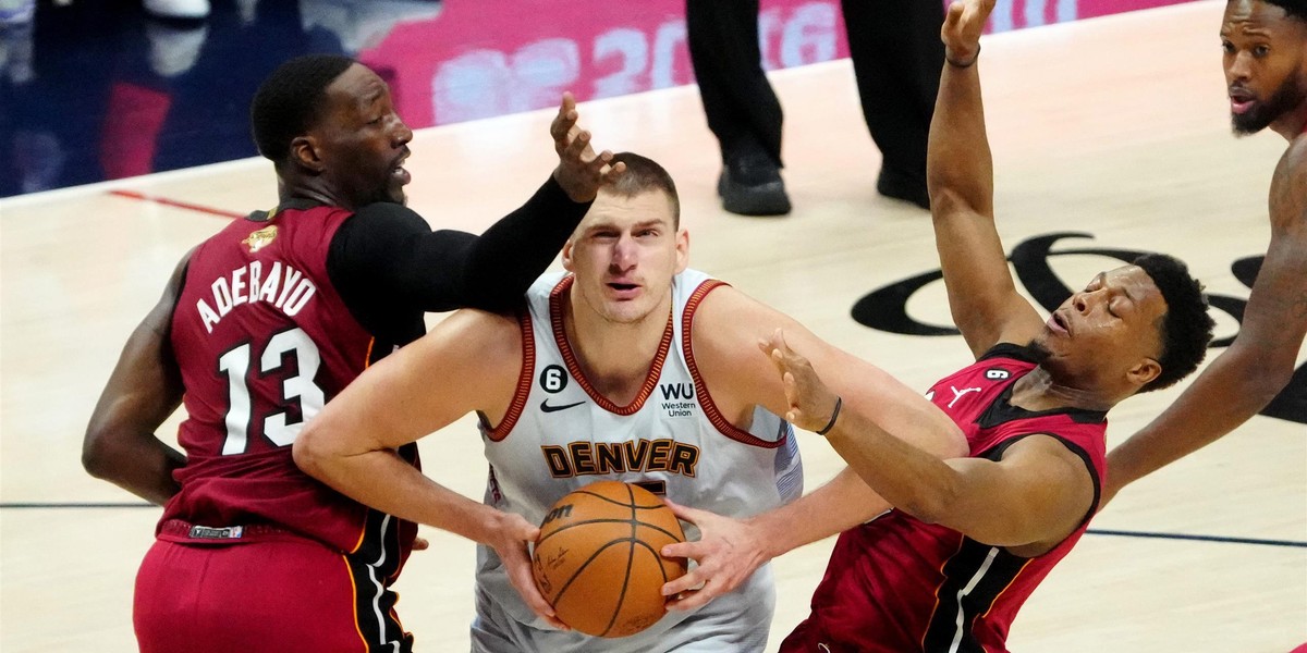 Nikola Jokić (z piłką) podczas finału NBA.