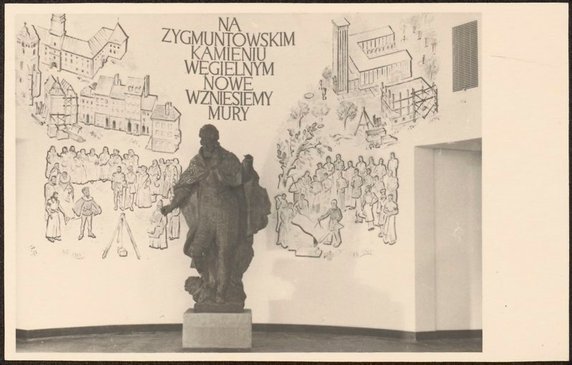 Muzeum Narodowe w Warszawie. Wystawa "Warszawa oskarża", 3 V 1945-28 I 1946. Sala BOS-u - zniszczony posąg króla Zygmunta III Wazy - bez miecza i krzyża - z kolumny Zygmunta z Placu Zamkowego (posąg przechowywany był w Muzeum do 1949 r., gdy - po renowacji - ustawiono go z powrotem na dawnym miejscy); w tle malowidło ścienne Wojciecha Zamecznika przedstawiające "założenie kamienia węgielnego pod Warszawę szlachecką A.D. 1595" oraz "na tym samym kamieniu węgielnym budowę Warszawy demokratycznej A.D. 1945"