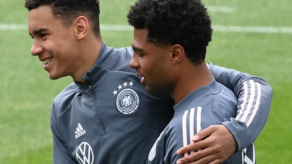 Jamal Musiala i Serge Gnabry na zdjęciu z 5 czerwca 2021 r.