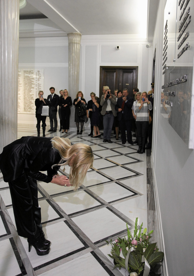 Sharon Stone przed tablicą ofiar katastrofy smoleńskiej w Sejmie