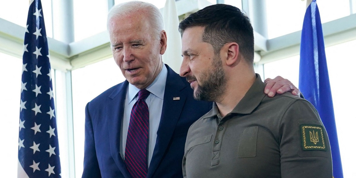 Prezydent USA Joe Biden spaceruje z prezydentem Ukrainy Wołodymyrem Zełenskim podczas szczytu przywódców G7 w Hiroszimie.