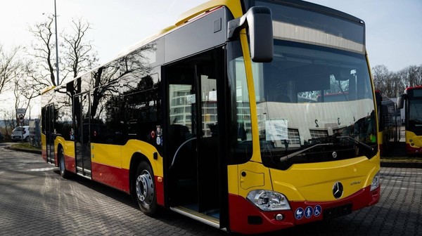 27 lutego do Wrocławia dotarło 10 pierwszych autobusów z zakontraktowanej w grudniu 2024 roku setki Mercedesów-Benz, które Wrocław będzie dzierżawił.