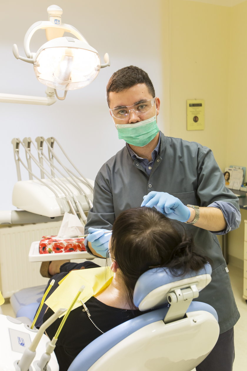 Poznański dentysta leci leczyć zęby Kameruńczykom