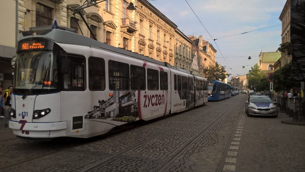 Zarząd Infrastruktury Komunalnej i Transportu zarządził awaryjną wymianę płyt monolitycznych w rejonie skrzyżowania ul. Karmelickiej i al. Mickiewicza. Dla pasażerów oznacza to brak tramwajów do Bronowic. Prace mają potrwać całą sobotę.