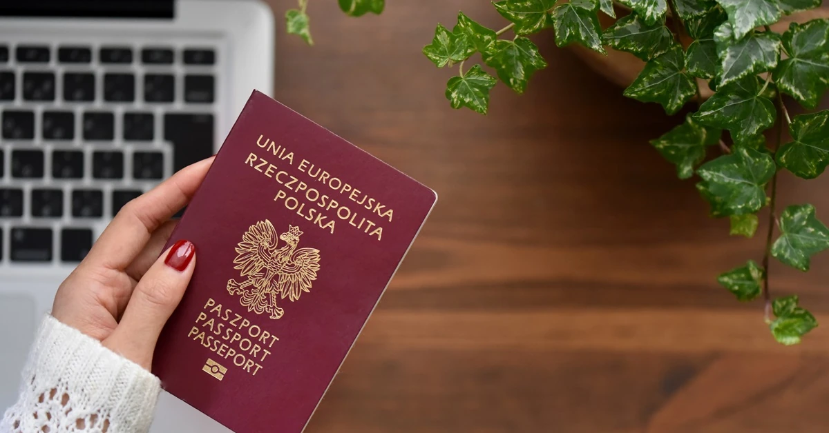 Na tych polskich lotniskach wyrobisz paszport tymczasowy od ręki. Ile to kosztuje? Jak długo się czeka? Ile jest ważny?