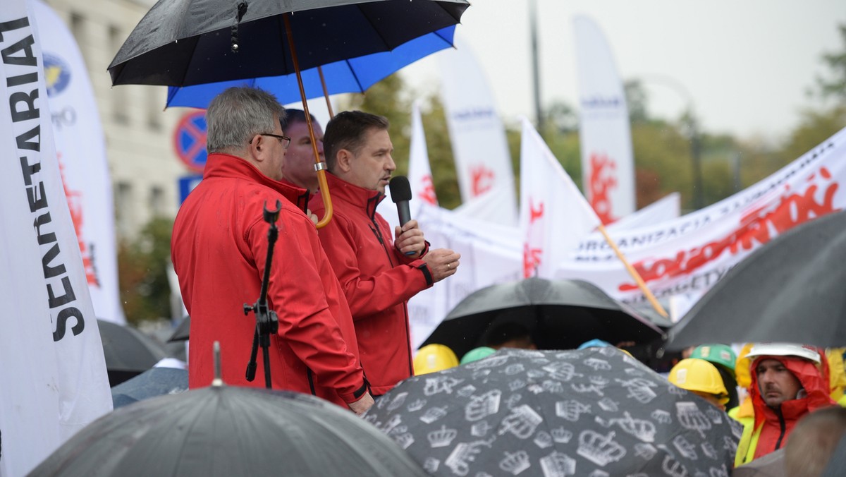 - Szczególnie zabolały mnie słowa Henryka Wujca, ale on już mnie przeprosił. Niestety po tamtych (Michale Kamińskim i Pawle Olszewskim - red.) się tego nie spodziewam - mówi Onetowi szef "Solidarności" Piotr Duda. Politycy PO i były doradca prezydenta Bronisława Komorowskiego zarzucili P. Dudzie, że w stanie wojennym służył w ZOMO.