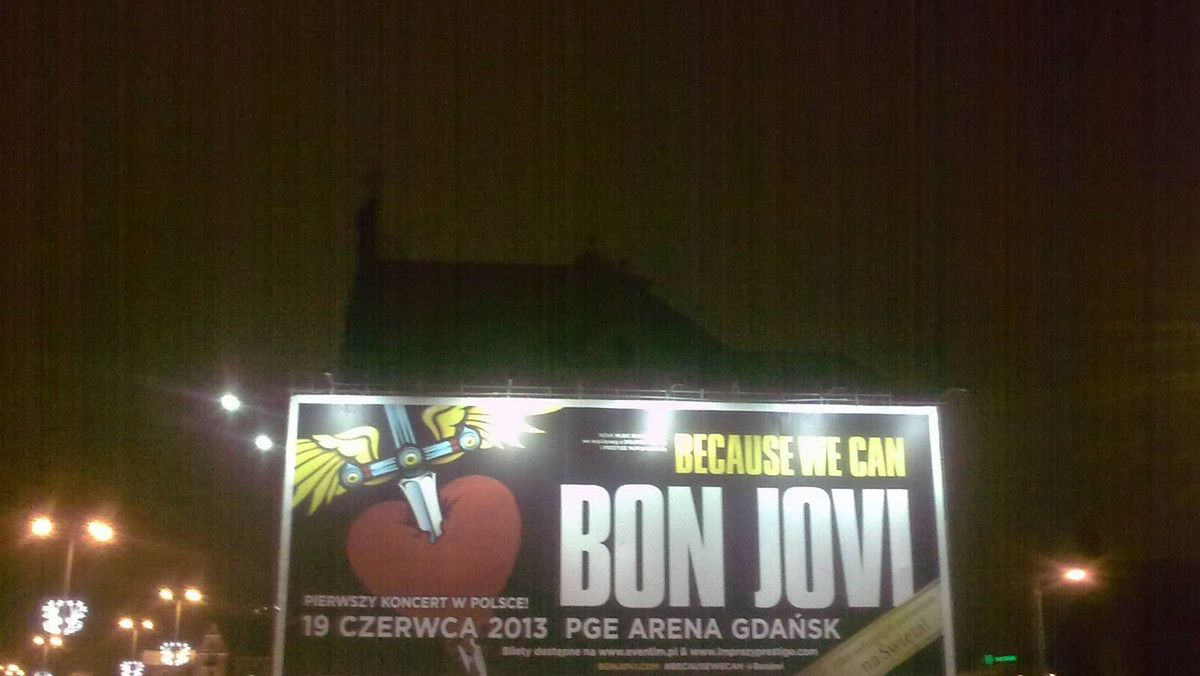 Wielki billboard promujący pierwszy koncert Bon Jovi w Polsce zawisł niedawno na ścianie budynku nieopodal parkingu przy gdańskim Dworcu Głównym. To jeden z elementów akcji promocyjnej, jaką organizatorzy koncertu przedsięwzięli na terenie całego kraju.