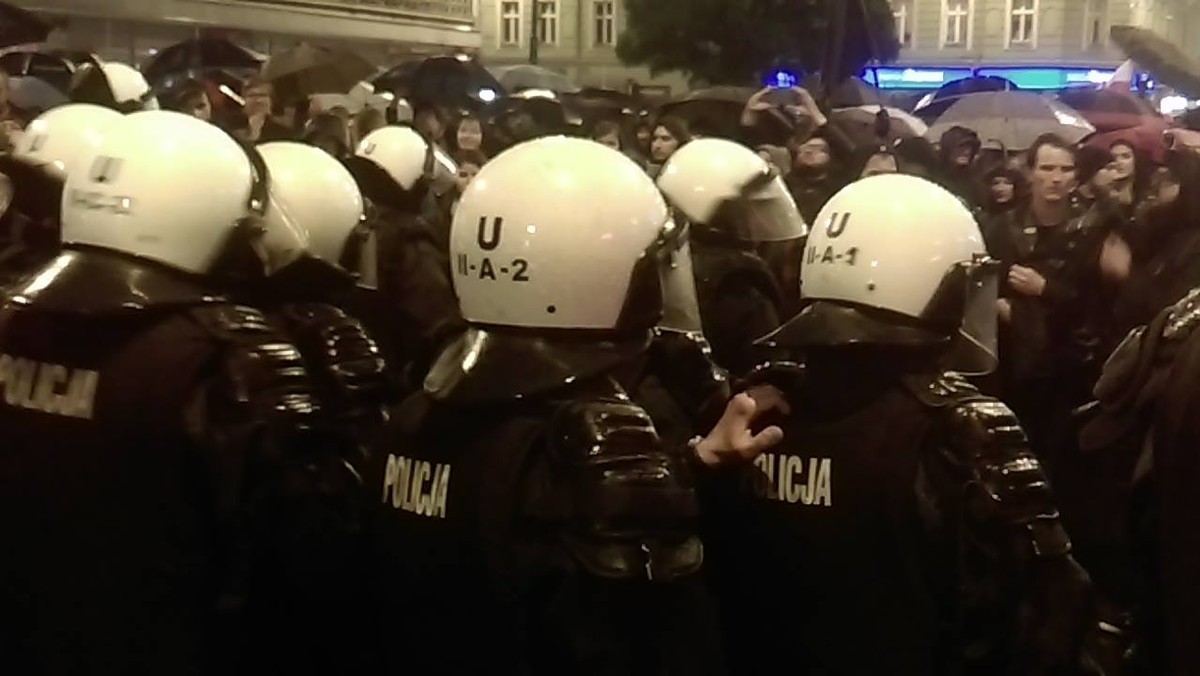 Pani Julia Hoffmann ucierpiała podczas demonstracji pod biurem PiS, gdzie przeniosła się cześć protestujących po "czarnym proteście". Świadkowie twierdzą, że sprawcami jej pobicia są policjanci. Poszkodowana 58-latka postanowiła złożyć w tej sprawie zawiadomienie do prokuratury. W ślady za nią idą kolejne osoby. Policja podkreśla, że działała zgodnie z prawem i interweniowała tylko wobec osób, które zachowywały się agresywnie.