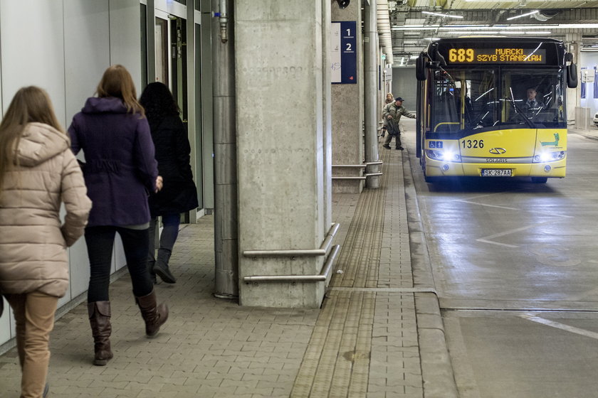 Dworzec w Katowicach pomimo niedawnego otwarcia jest już bardzo brudny 