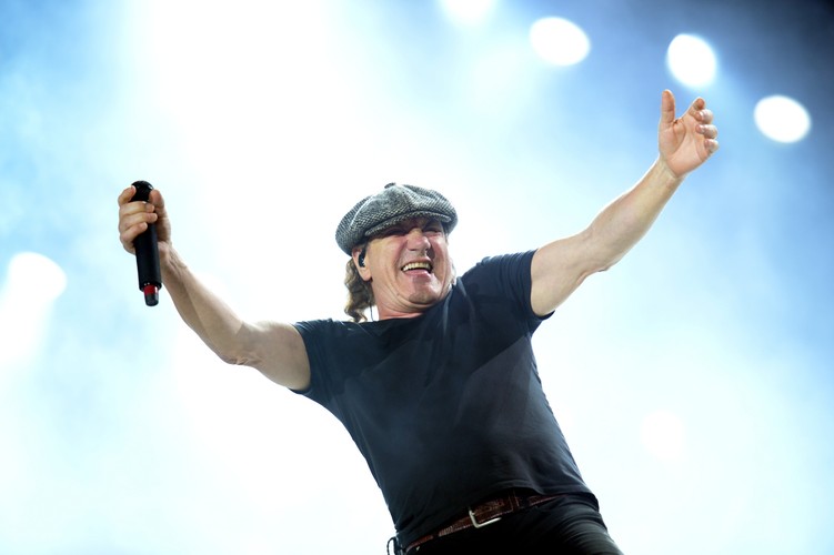 Brian Johnson podczas koncertu w Warszawie