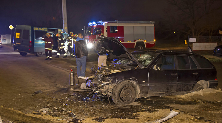 Négy járművel ütközött, mielőtt a mikróbuszba csapódott / Fotó: MTI Lakatos Péter