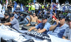 Protest służb mundurowych przed Kancelarią Premiera. ZDJĘCIA