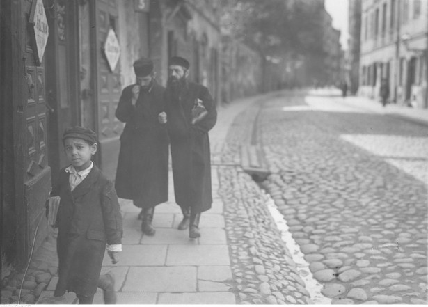 Żydzi podczas spaceru na ul. Świętojerskiej / 1926 rok