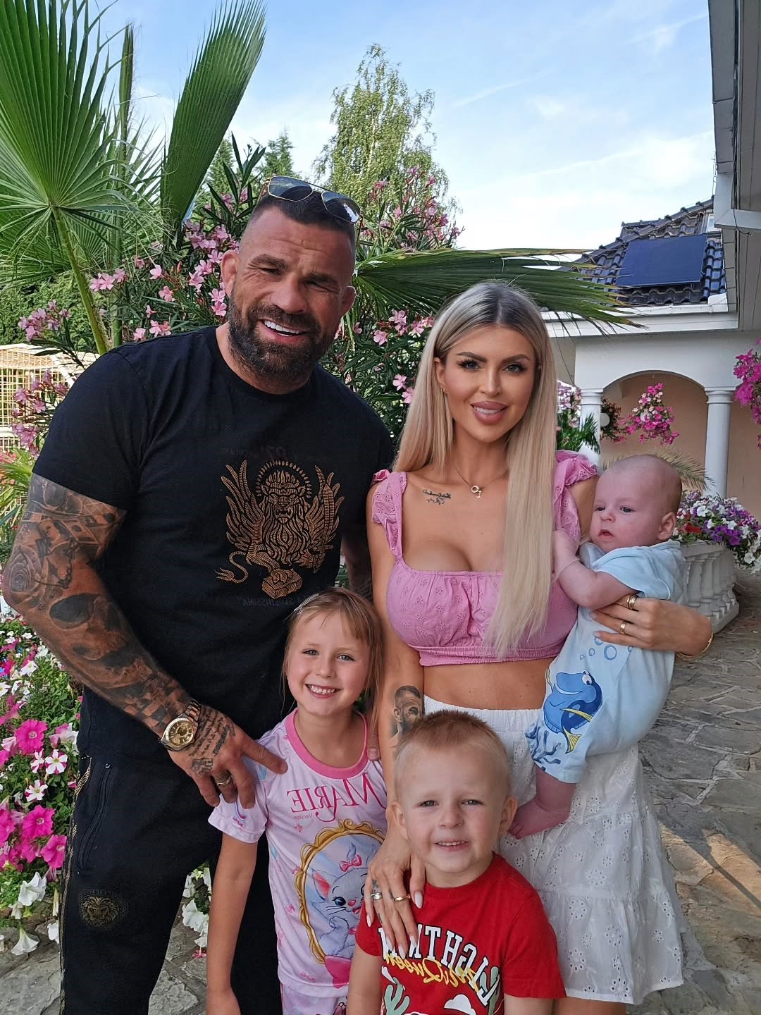 Léla Vémola s rodinkou.