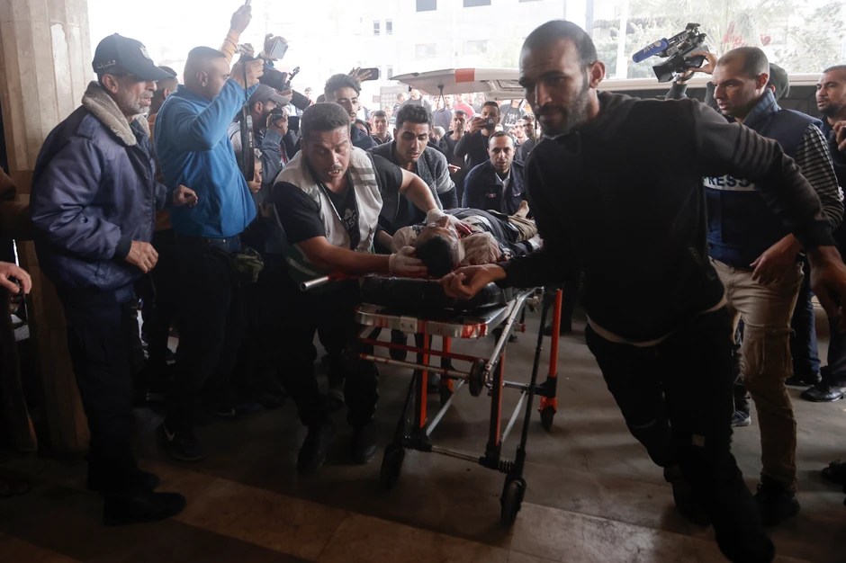 Ranjeni u napadu na školu stižu u bolnicu Naser u Kan Junisu 17. decembra