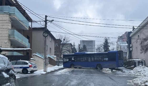 Autobus proklizao na Konjarniku