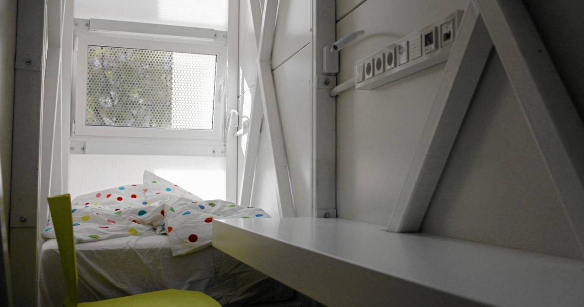 "Wąski budynek-samotnia" stoi w Warszawie. W najwęższym miejscu ma zaledwie 90 cm