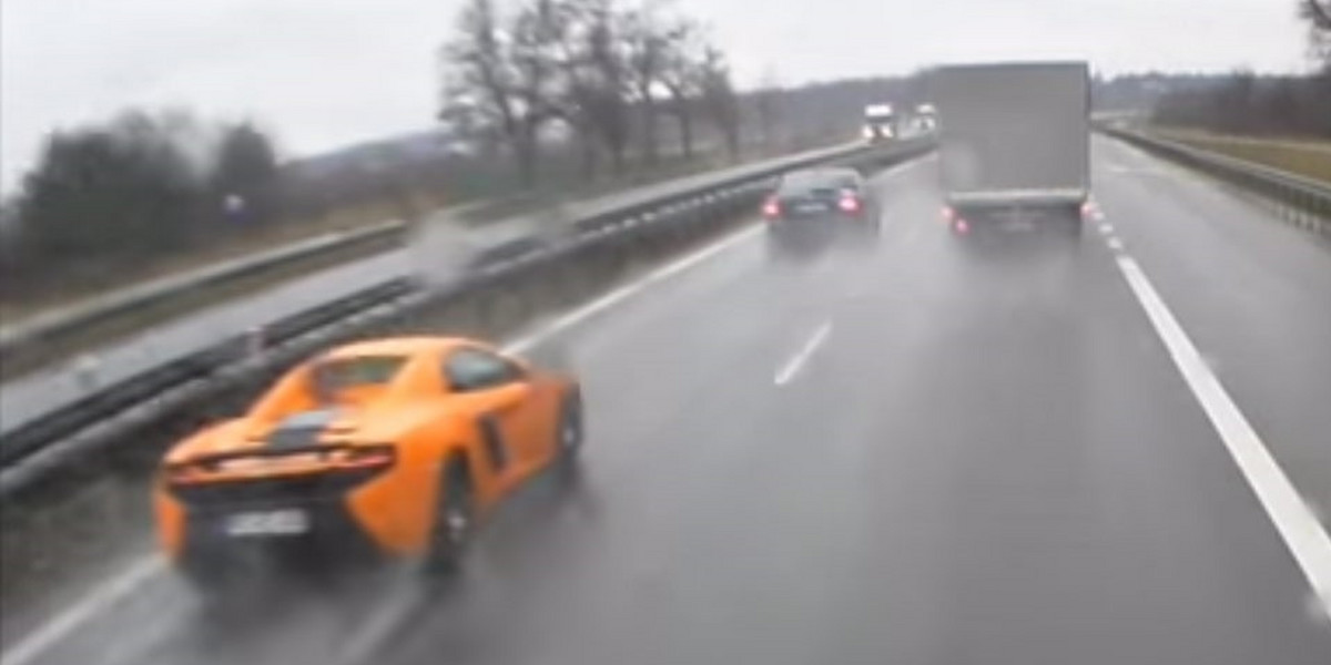 Sportowy McLaren 650S z impetem uderzył w barierki