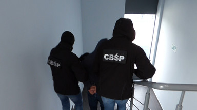 Olsztyn: policjanci CBŚP rozbili grupę, która wyłudzała pieniądze z kont majętnych ludzi