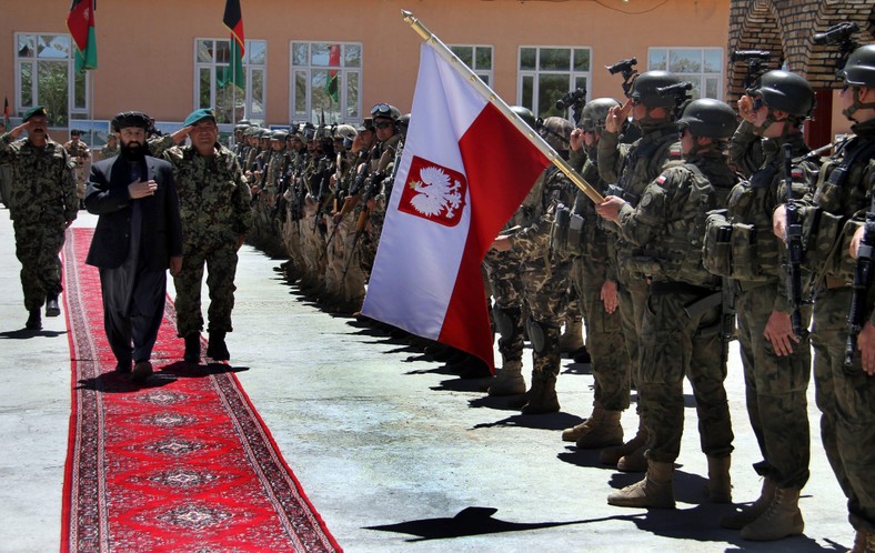 Polscy żołnierze podczas ceremonii przekazania prowincji Ghazni Afgańczykom