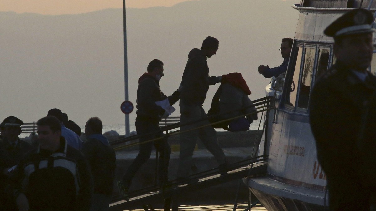 Greece begins deportation of migrants to Turkey