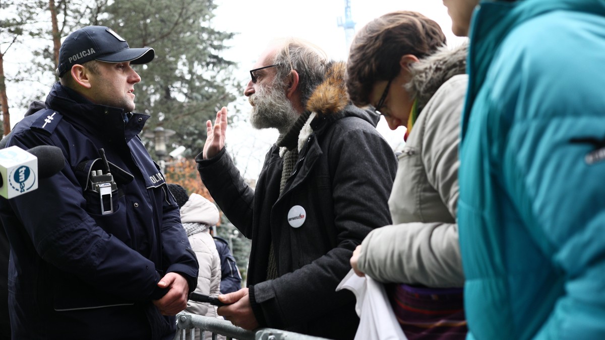 Paweł Kasprzak, działacz opozycji i lider organizacji pozarządowej Obywatele RP, zamieścił na swoim Facebooku wpis, w którym pozytywnie wyraził się na temat wczorajszych działań policjantów, którzy musieli interweniować po tym, jak rządowe limuzyny zostały obrzucone jajkami. Sama policja została skrytykowana - zdaniem niektórych była zbyt brutalna. Kasprzak przeprosił dziś za incydent.