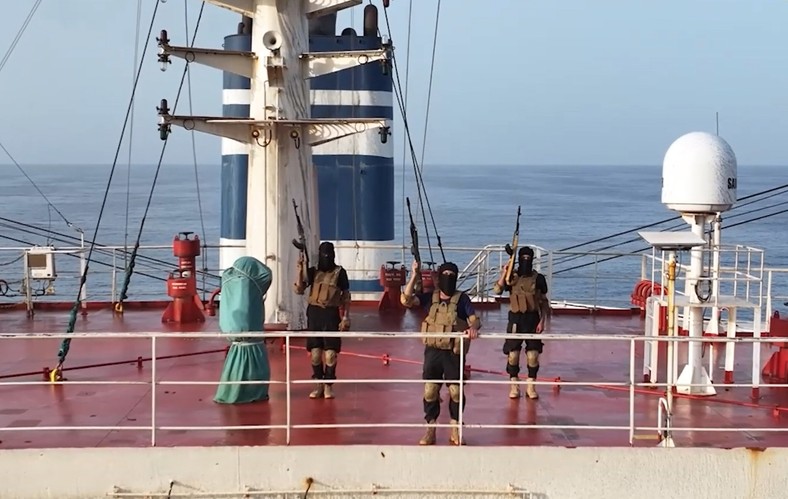 Rebelianci Huti na pokładzie masowca Magic Seas pływającego pod banderą Liberii na Morzu Czerwonym w pobliżu portowego miasta Al-Hudajda w Jemenie, 6 lipca 2025 r.
