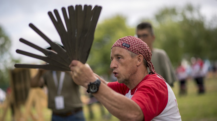 A versenyzők csak komoly összpontosítás után hajították el
a pengét /Fotó: MTI - Sóki Tamás