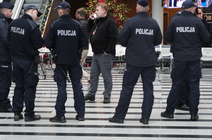 Policja w holu głównym w siedzibie TVP przy ul. Woronicza