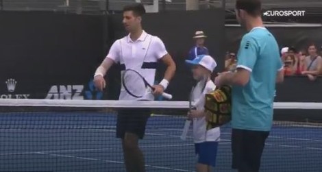 Novak Đoković na terenu sa fanom