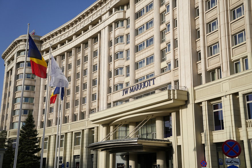 JW Marriott Bucharest Grand Hotel jest ogromny jak niemal każdy budynek w rumuńskiej stolicy / Shutterstock