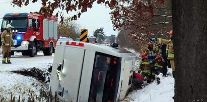 Dramat na Podkarpaciu. Wypełniony dziećmi autobus szkolny wypadł z drogi