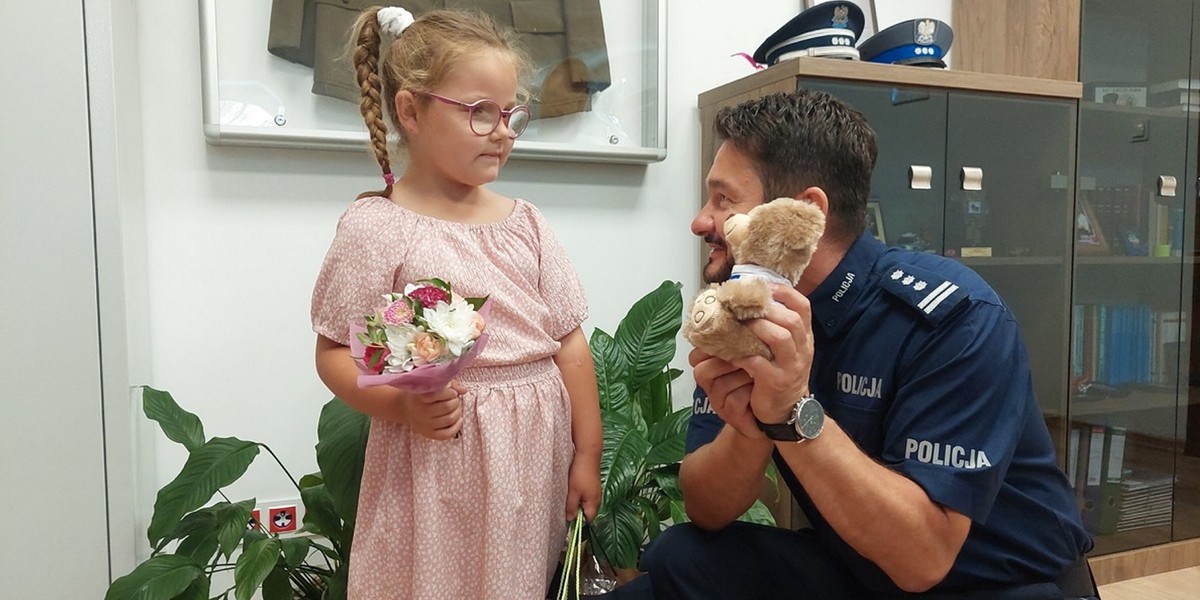 Lenka uratowała życie swojej mamie. Została nagrodzona przez władze Mrągowa i policję. 