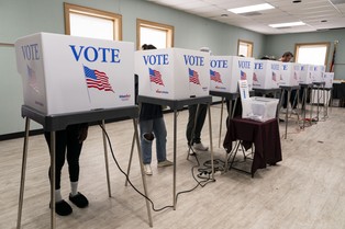 Donald Trump i Kamala Harris zabijają się o jej głosy. Jak zagłosuje Polonia?