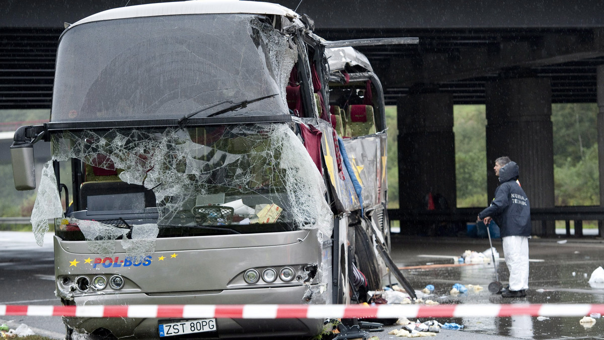 Do wtorkowego popołudnia zidentyfikowano siedem, a nie - jak informowano wcześniej - osiem z 13 ofiar niedzielnego wypadku polskiego autokaru pod Berlinem - powiedział PAP rzecznik prokuratury w Poczdamie Ralf Roggenbuck.