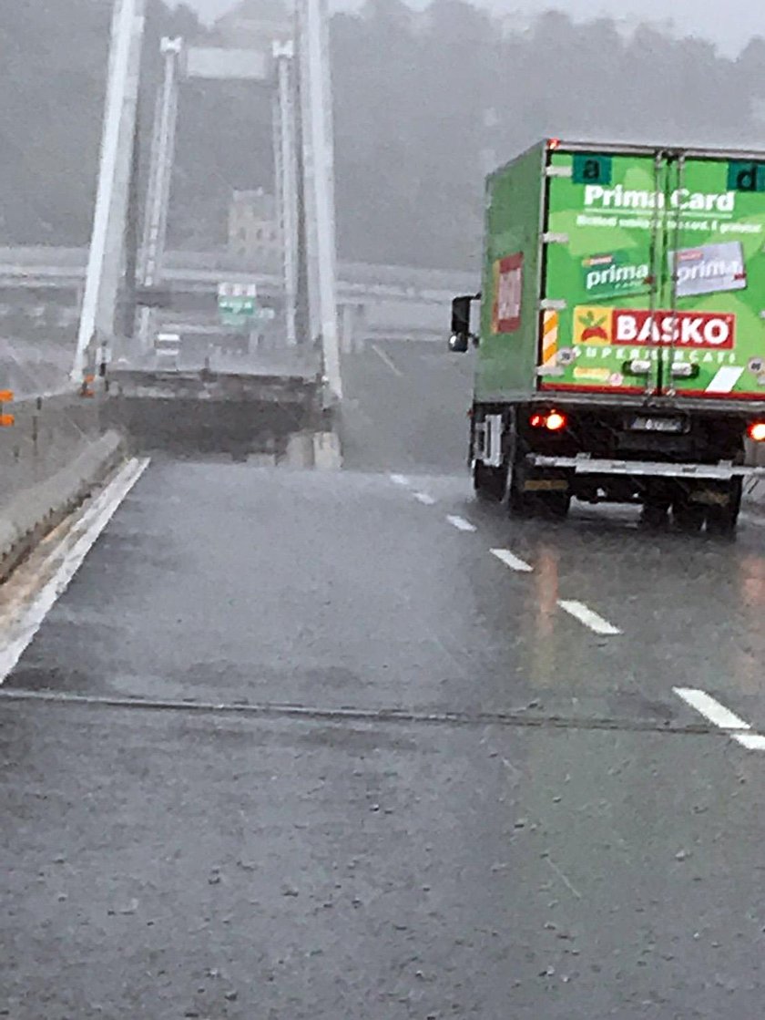 Zawalił się most na autostradzie. Służby mówią o „dziesiątkach ofiar”