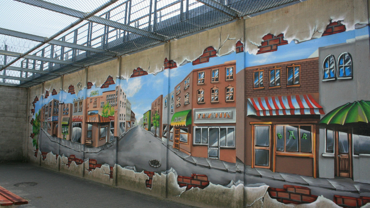 Murale zdobią mury spacerniaka w Zakładzie Karnym w Wojkowicach